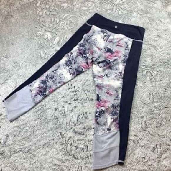 ✨Lululemon If You're Lucky Crop ~size 6~✨ - Picture 5 of 8